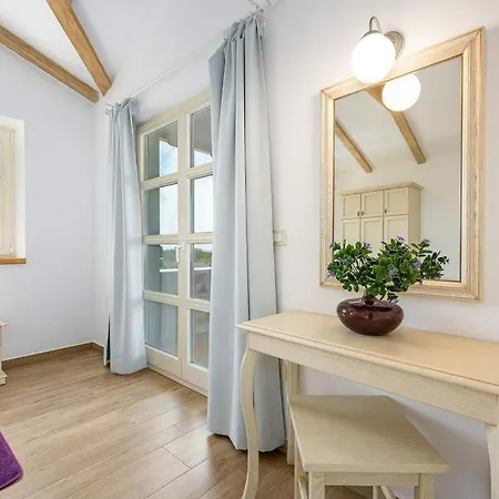 Manuela Holiday home Kastelir