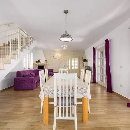 Manuela Holiday home Kastelir